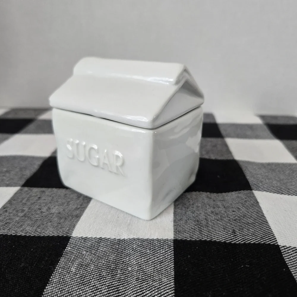 Fritz & Floyd Everyday White Porcelain Sugar/ Sugar Packet‎ Holder With Lid